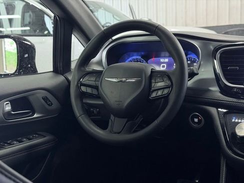 Used 2025 Chrysler Pacifica Limited FWD image 33