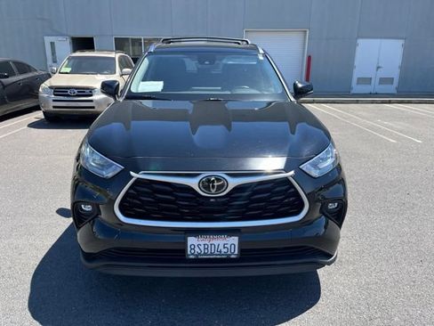 Used 2020 Toyota Highlander XLE AWD/4WD image 2
