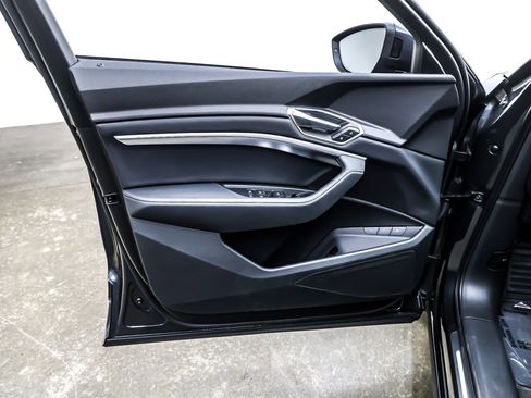 Used 2024 Audi Q8 e-tron Premium image 22