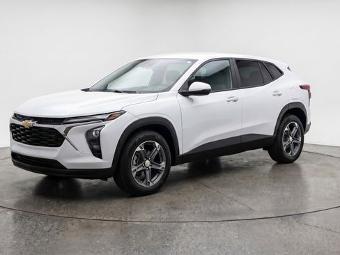 Used 2025 Chevrolet Blazer LT FWD image 3