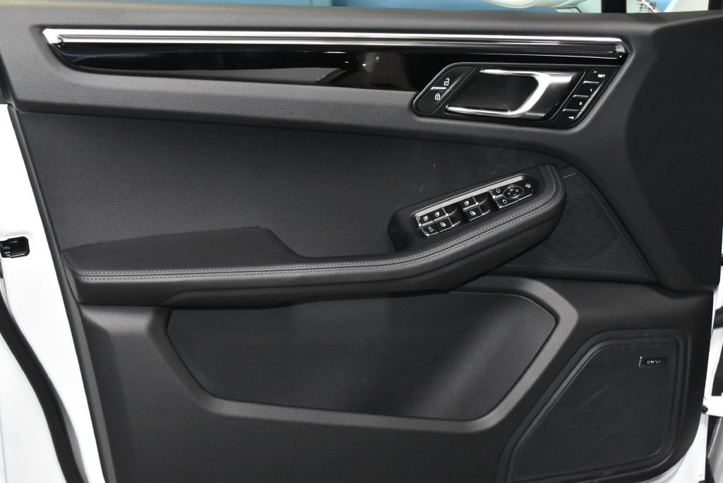 Certified 2026 Porsche Macan AWD/4WD image 6