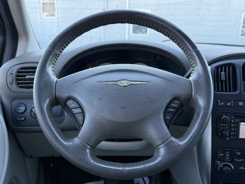 Used 2005 Chrysler Town & Country Touring image 16