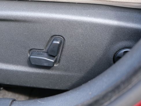 Used 2015 Chrysler 300 C image 23