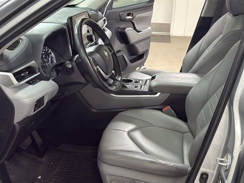 Used 2022 Toyota Highlander XLE image 12