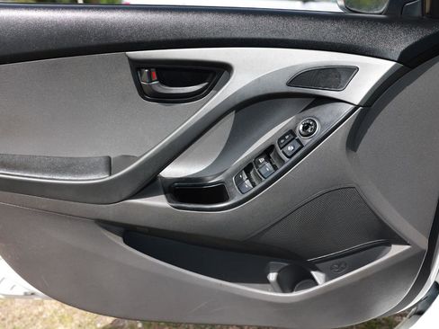 Used 2014 Hyundai Elantra SE image 35