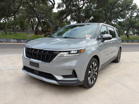 Used 2022 Kia Carnival EX FWD image 2