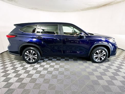 Used 2023 Toyota Highlander XLE image 2