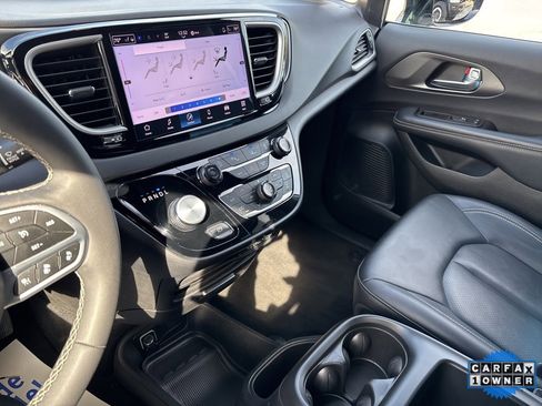 Used 2025 Chrysler Pacifica Select image 72
