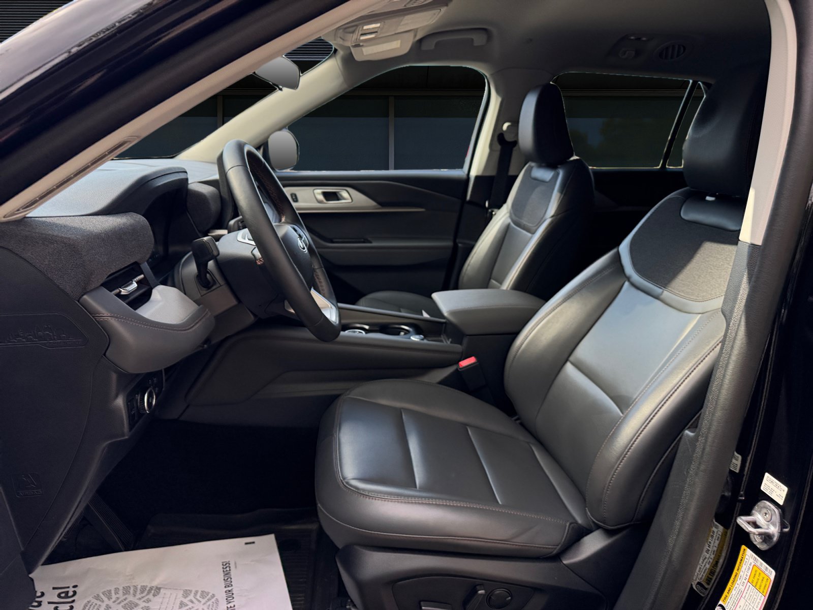 Used 2025 Ford Explorer Active w/ Active Comfort Package AWD/4WD image 2