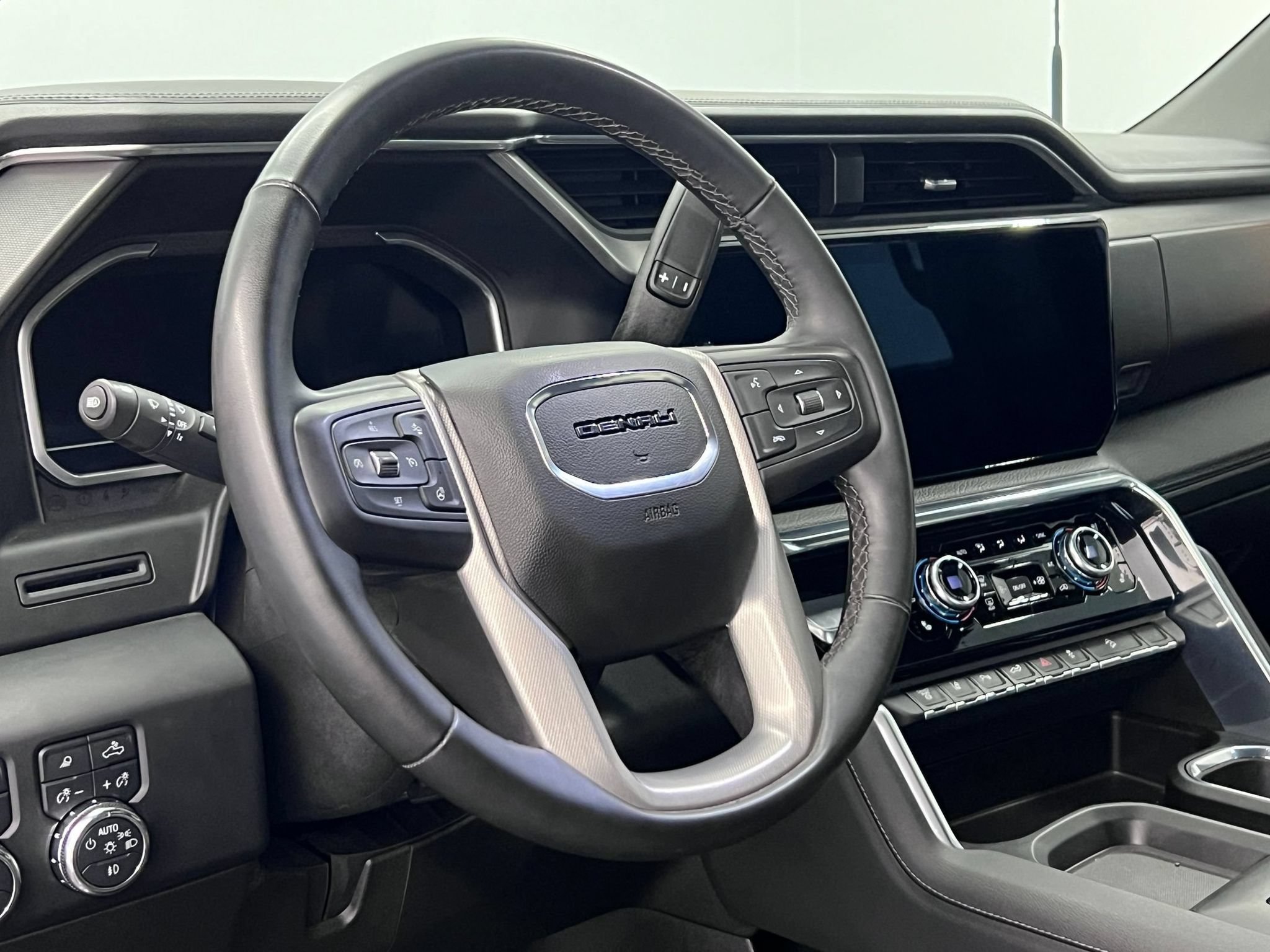 Used 2024 GMC Sierra 3500 Denali AWD/4WD image 4