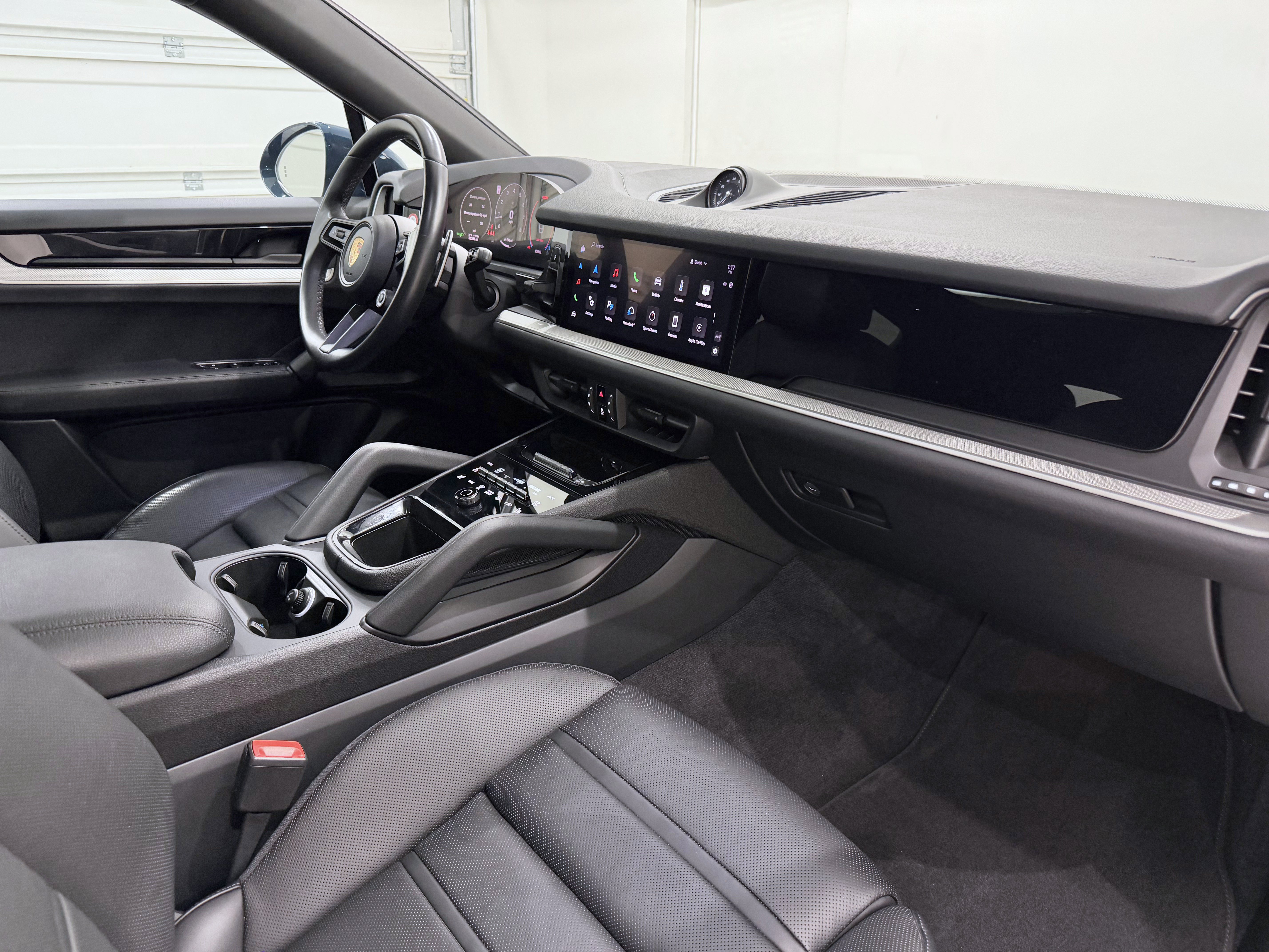 Certified 2024 Porsche Cayenne Coupe AWD/4WD image 24