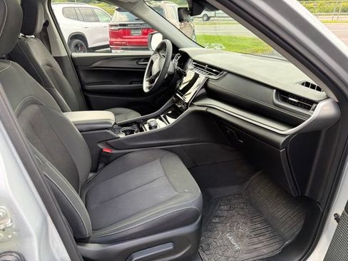 Used 2023 Jeep Grand Cherokee Laredo w/ Luxury Tech Group I AWD/4WD image 10