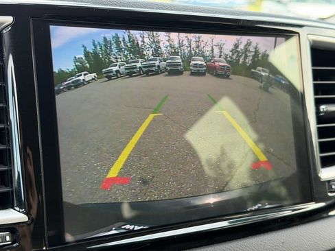 Used 2023 Chrysler Pacifica Touring-L FWD image 2