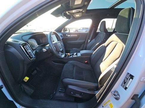 Certified 2025 Volvo XC40 B5 Plus image 5
