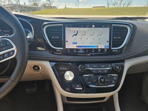 Used 2023 Chrysler Pacifica Limited image 17