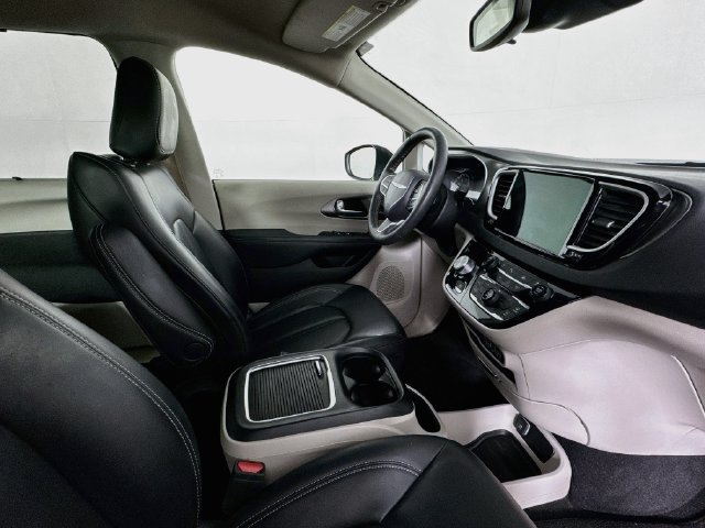Used 2023 Chrysler Pacifica Touring-L FWD image 26
