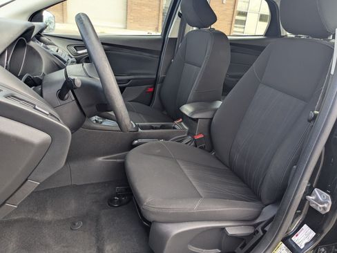 Used 2017 Ford Focus SE FWD image 28