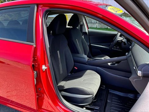 Used 2023 Hyundai Elantra SEL image 11