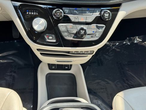 Used 2021 Chrysler Pacifica Touring-L FWD image 24