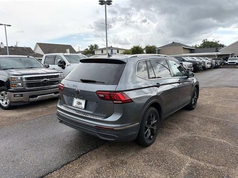 Used 2024 Volkswagen Tiguan SE w/ Panoramic Sunroof Package FWD image 6