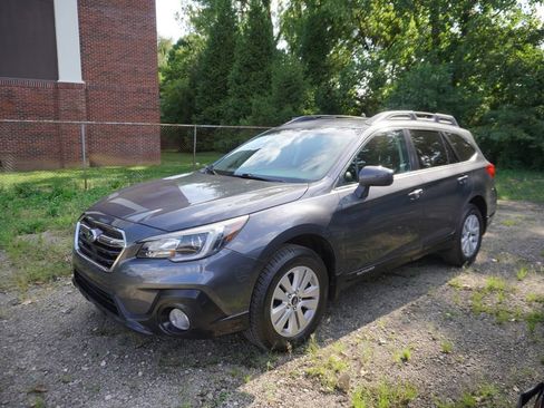 Used 2018 Subaru Outback 2.5i Premium AWD/4WD image 1