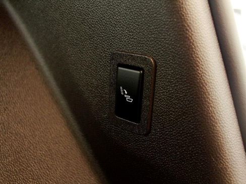 Used 2021 GMC Yukon Denali w/ Denali Premium Package image 38