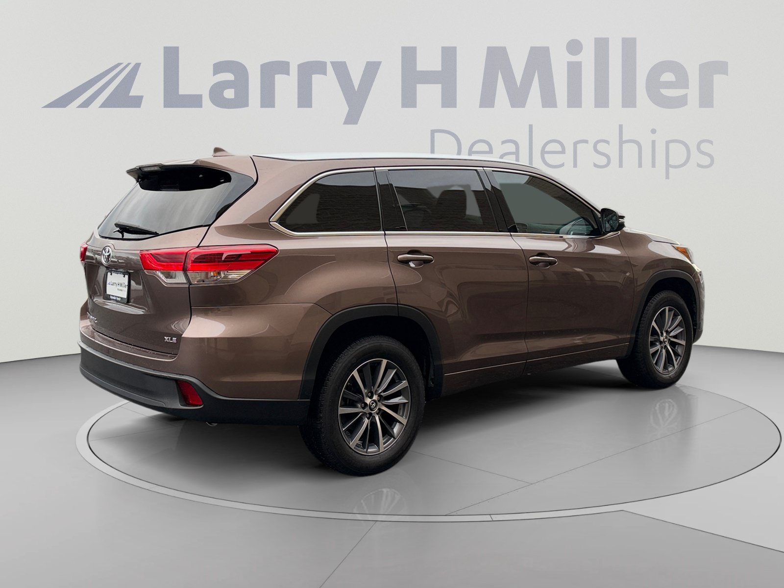 Used 2018 Toyota Highlander XLE w/ Carpet Mat Package (TMS) FWD image 5