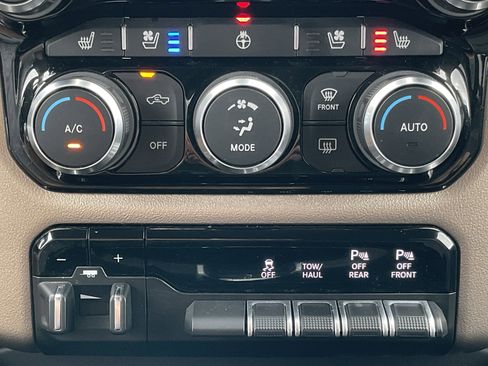Used 2019 RAM 1500 Laramie AWD/4WD image 16