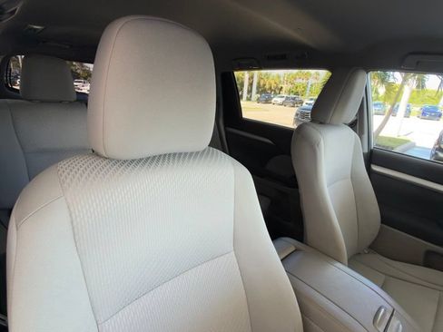 Used 2019 Toyota Highlander LE FWD image 9