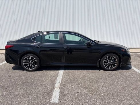 Used 2025 Toyota Camry XLE AWD/4WD image 9