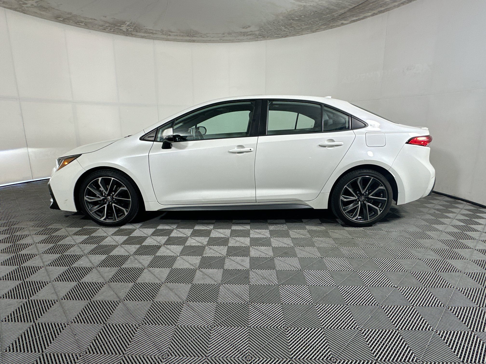 Used 2020 Toyota Corolla SE w/ SE Premium Package FWD image 6