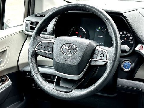 Used 2024 Toyota Sienna XLE FWD image 28