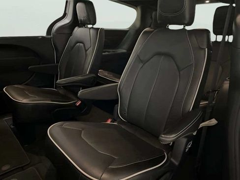 Used 2026 Chrysler Pacifica Limited FWD image 33