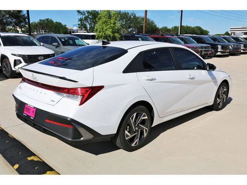 Certified 2025 Hyundai Elantra SEL image 9