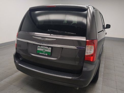Used 2016 Chrysler Town & Country Touring FWD image 7