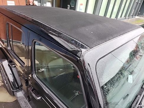 Used 2022 Jeep Wrangler Unlimited Sahara image 11