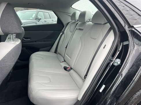 Used 2025 Hyundai Elantra Limited FWD image 25
