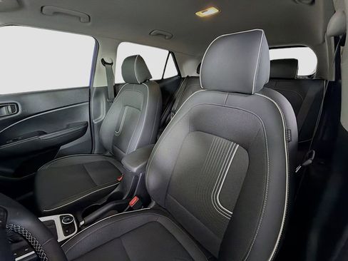 Used 2024 Hyundai Venue Limited image 13