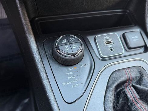 Used 2021 Jeep Cherokee Trailhawk AWD/4WD image 40