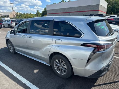 Used 2025 Toyota Sienna LE FWD image 3
