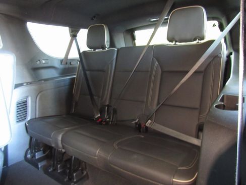 Used 2024 GMC Yukon XL SLT w/ SLT Luxury Package image 17