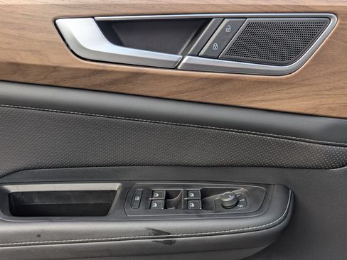 Used 2024 Volkswagen Atlas SE w/ Black Wheel Package image 15