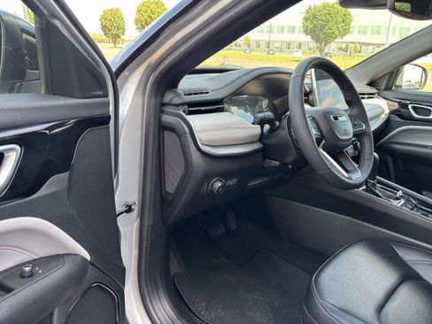 Used 2025 Jeep Compass Limited AWD/4WD image 35