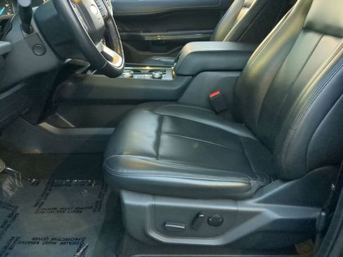 Used 2024 Ford Expedition Max XLT image 11