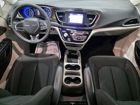 Used 2022 Chrysler Voyager LX image 32