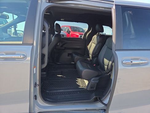 Used 2025 Toyota Sienna AWD image 13