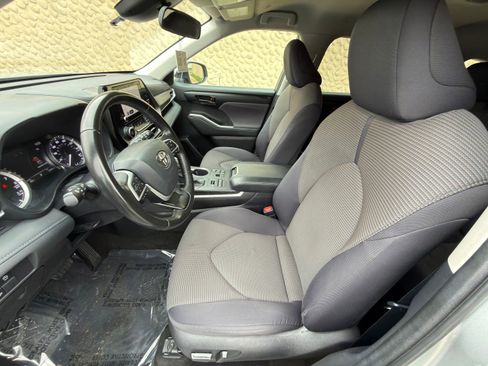 Used 2023 Toyota Highlander LE AWD/4WD image 18