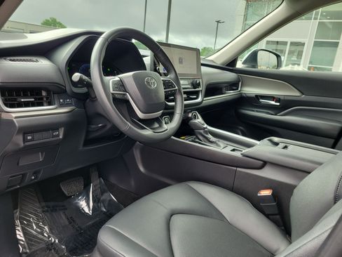 Used 2025 Toyota Grand Highlander FWD image 19