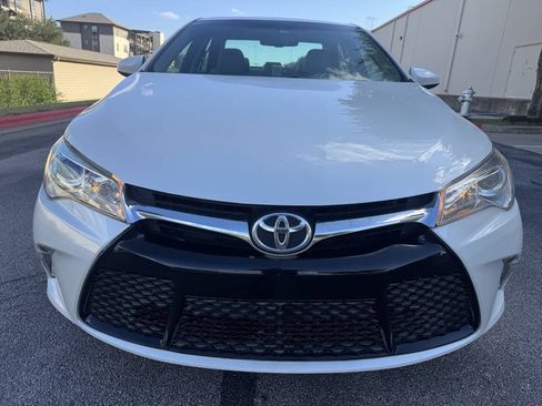 Used 2015 Toyota Camry SE w/ Moonroof Package FWD image 2