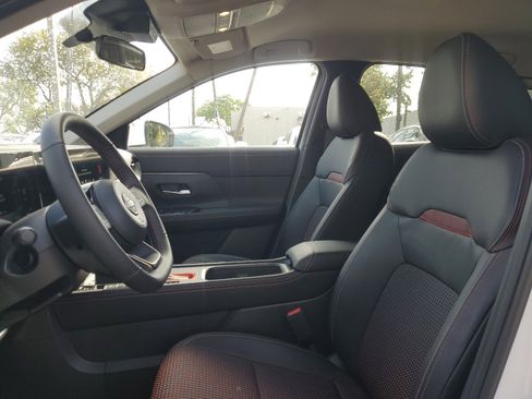 Certified 2025 Nissan Kicks SR image 9